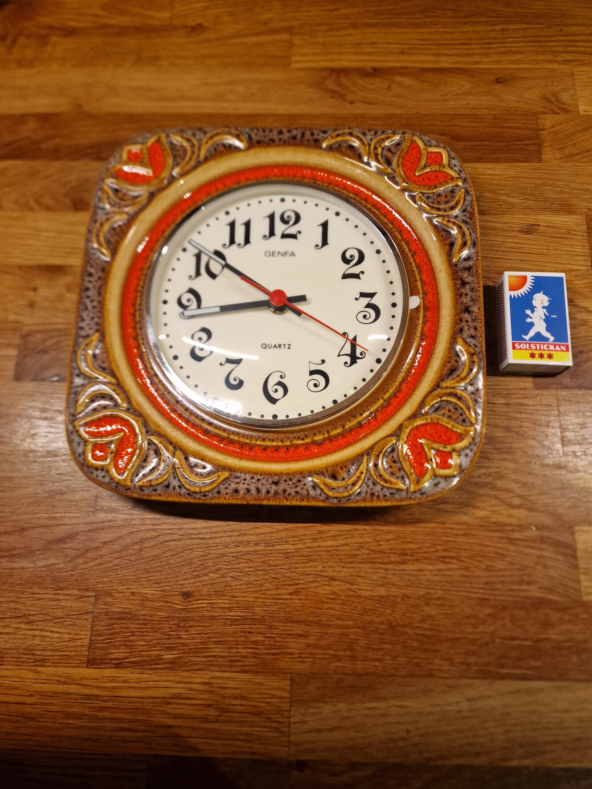 5520) Väggklocka 80 kr.