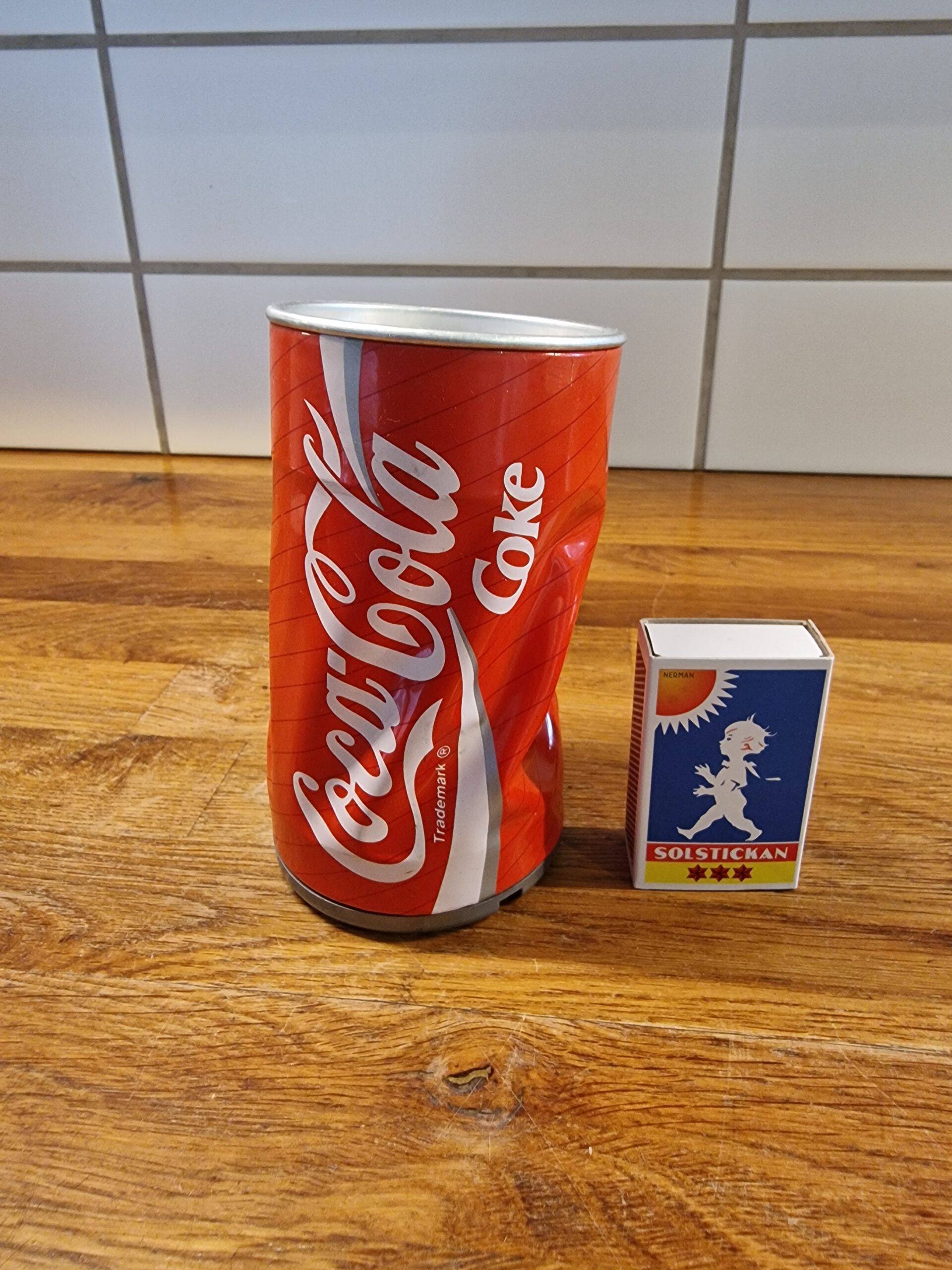 5760) Samlarobjekt Coca Cola burk batteridriven 70 kr, dansar.